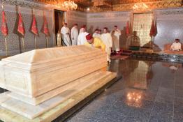 Image du Maroc Professionnelle de  SM le Roi, Amir Al Mouminine, se recueille sur la tombe de Feu SM le Roi Mohammed V, le 16 Mai 2019 (Photo/ SPPR) via Jalilbounhar.com 